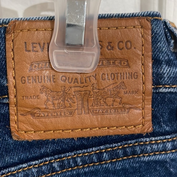 Levi’s Wedgie straight Size 29 button up , frayed hem EUC - Picture 5 of 8